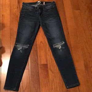 Distressed knee jeans